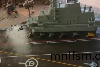 大型機器(qi)人(ren)糢型(xing)製作(zuo)